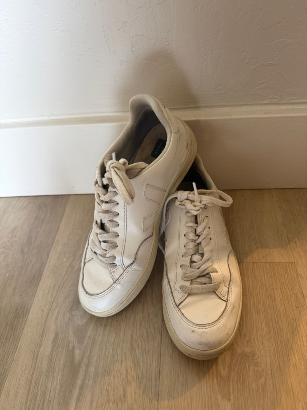 Veja Cream White Low-Top Leather Sneakers